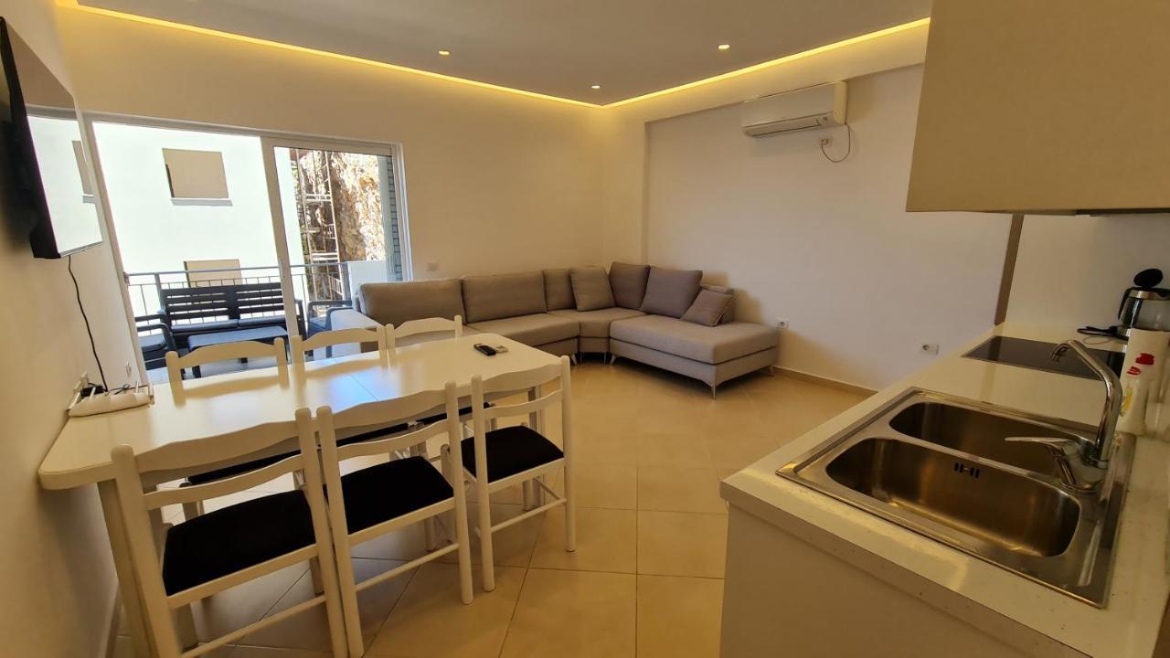 Sea And City View Apartment Sarandë Buitenkant foto